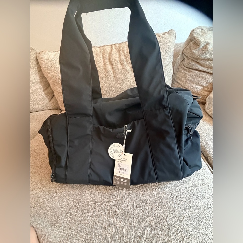 BNWT Vuori Black gym 2.0  Bag with Zipper - Picture 8 of 9